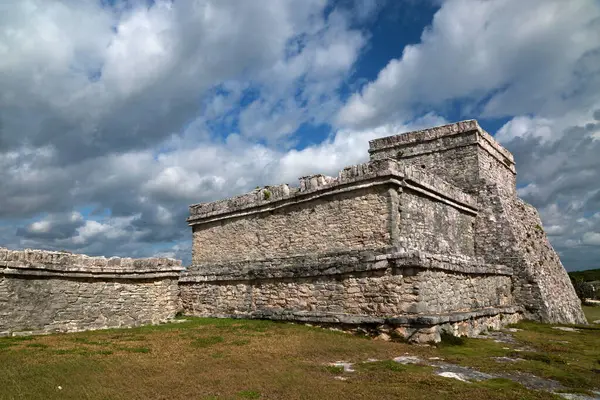 Tulum kompleksindeki Piramit El Castillo (Kale), Yucatan, Meksika