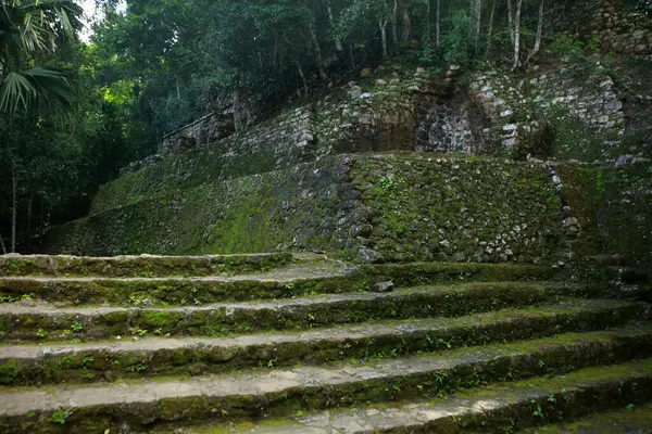 Coba kompleksindeki Akropolis Plaza, Yucatan, Meksika
