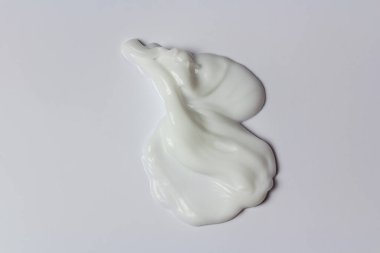 Kozmetik krem sıçraması, beyaz arkaplanda izole edilmiş dalga