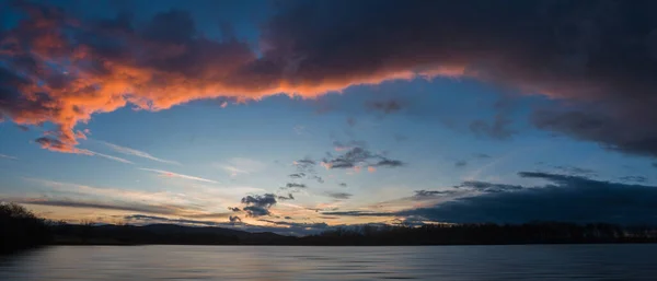 Panoramahimmel Bei Sonnenuntergang Teich Mit Ferner Hügel Und Baumsilhouette Vorfrühling — Stockfoto