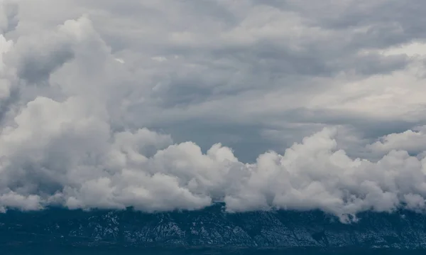 Cumulo Nube Cima Alla Montagna Colline Lontane Prima Della Tempesta — Foto Stock