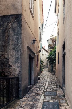 Hırvatistan 'ın Krk kentinde küçük romantik kaldırımlı cadde