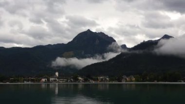 Alp dağındaki Strobl köyünün üzerinde hızlandırılmış sis oluştu. Tepedeki vadide bulutlu hava, Wolfgangsee Avusturya