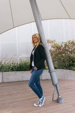 İş elbiseleriyle poz veren çekici sarışın kadın. Açık havada portre 