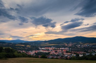 Tepedeki gözcüden Cesky Krumlov. Gün batımında ünlü unesco czech köyü