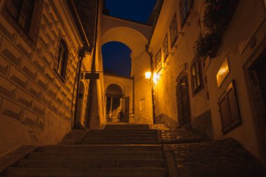 Şehir sokağı Cesky Krumlov, ünlü şato merdivenleri. Geceleri Unesco Czech Köyü