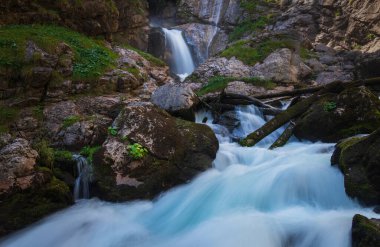 Avusturya 'daki Waldbachstrub şelalesi Hallstatt şehrinin yakınlarındaki dağları alp ediyor. 