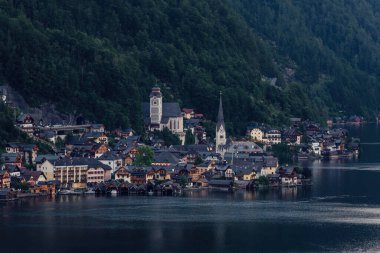 Hallstat austria köyü. Göl kıyısındaki küçük ünlü, romantik Alpler şehri.