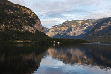 Hallstatt 'lu dağ ve Grub Schloss, gün batımında gökyüzünün altındaki kale. Avusturya