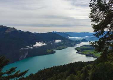 Elferstein Dağı 'ndan Wolfgangsee Gölü' ne bakın. Drone view, Austria Alps dağ manzarası arka planı