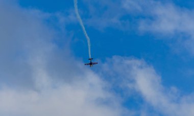 Hosin, Çek Cumhuriyeti - 02 Eylül 2023: Ünlü akrobatik pilot Martin Sonka Red Bull Extra 330 uçağıyla uçuş