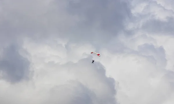 Silhouette Parachutiste Contre Ciel Nuageux Dramatique Sport Hobby Arrière Plan — Photo