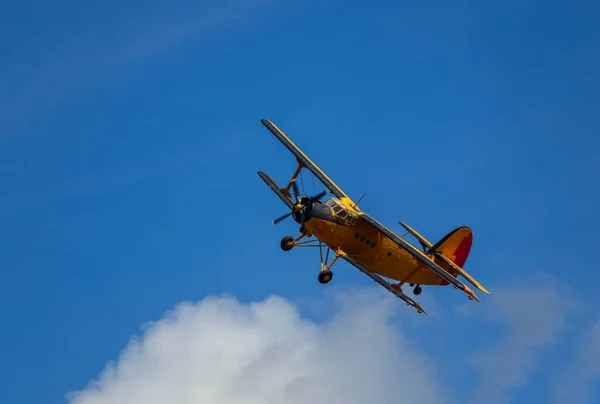 安东诺夫An 2双翼飞机在多云的天空中飞行 旧的黄色历史平面从侧面看 — 图库照片