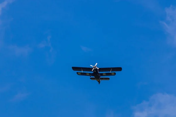 安东诺夫An 2双翼飞机在蓝天上飞行 从底部看古老的蓝色历史平面 — 图库照片