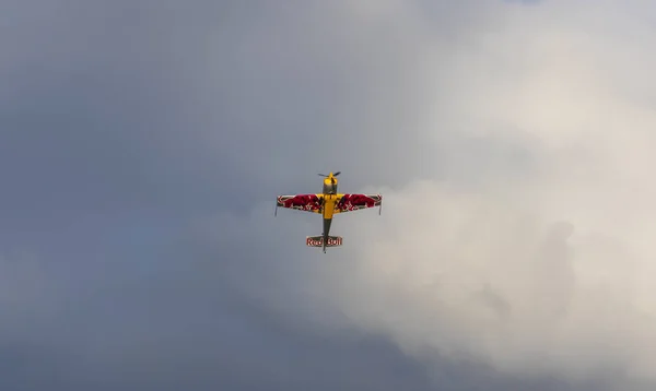 捷克共和国霍辛 2023年9月2日 著名杂技飞行员马丁 松卡乘坐红牛330型飞机参加航空展 — 图库照片