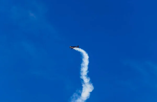 捷克共和国霍辛 2023年9月2日 著名杂技飞行员马丁 松卡乘坐红牛330型飞机参加航空展 — 图库照片
