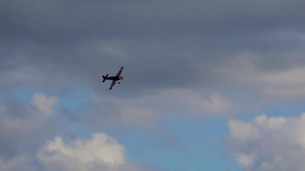 Hosin Tjeckien September 2023 Berömda Akrobatiske Piloten Martin Sonka Flyger — Stockvideo