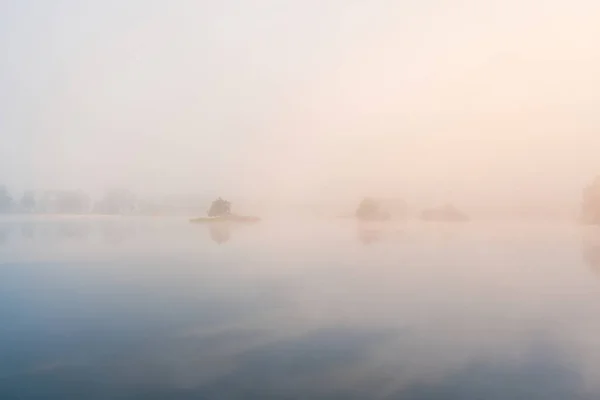 Pequenas Ilhas Com Árvore Lagoa Nevoeiro Enevoado Minimalismo Calma Paisagem — Fotografia de Stock