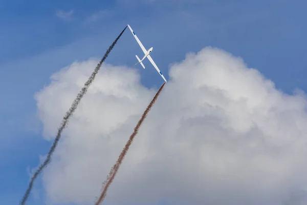 Avião Glider Manobrando Céu Azul Com Fumar Asas Aviação Lazer — Fotografia de Stock
