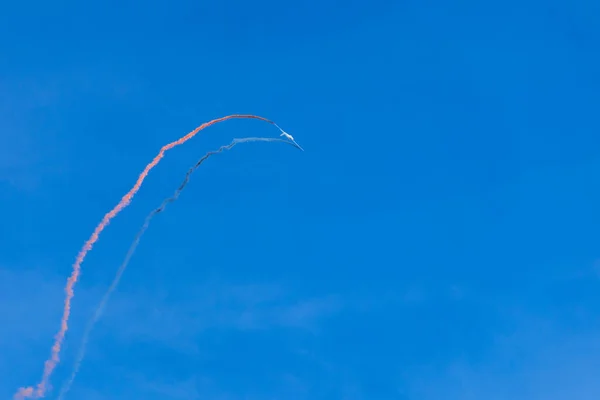 Avião Glider Manobrando Céu Azul Com Fumar Asas Aviação Lazer — Fotografia de Stock