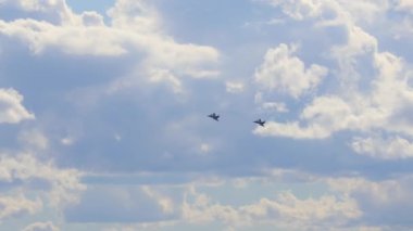 Hosin, Çek Cumhuriyeti - 02 Eylül 2023: Hava gösterisinde bulutlu gökyüzünde iki ÇÇelik Ordu JAS 39 Gripen uçağı uçtu