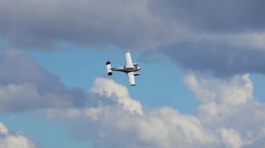 Hosin, Çek Cumhuriyeti - 02 Eylül 2023: Uçak L 200 Morava, gökyüzünde uç