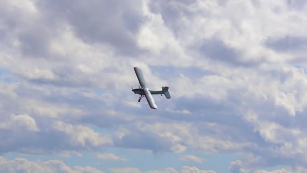 Hosin Tsjechische Republiek September 2023 Oud Acrobatisch Vliegtuig Vliegen Bewolkt — Stockvideo