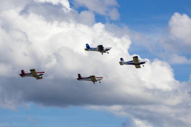 Hosin, Çek Cumhuriyeti - 02 Eylül 2023: Bulutlu gökyüzünde uçan dört akrobatik uçak