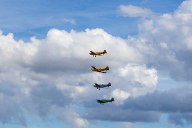Hosin, Çek Cumhuriyeti - 02 Eylül 2023: Bulutlu gökyüzünde uçan dört akrobatik uçak