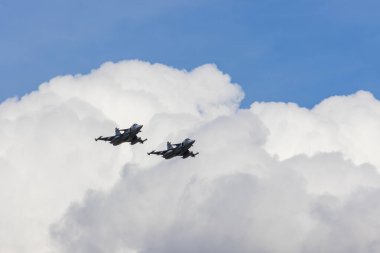 Hosin, Çek Cumhuriyeti - 02 Eylül 2023: Hava gösterisinde bulutlu gökyüzünde iki ÇÇelik Ordu JAS 39 Gripen uçağı uçtu