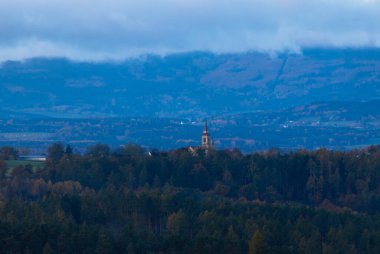 Küçük Çek vilajında Katolik Kilisesi Sonbahar manzarasında mavi saatte Hosin
