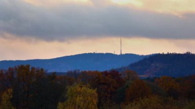 Sonbahar ormanıyla Blansky 'deki Hill Klet. Yağmur fırtınası yaklaşırken bulutlar hızlanır, Çek manzarası