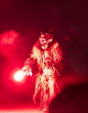 Ceske Budejovice, Çek Cumhuriyeti - 16 Aralık 2023: Krampuslauf geleneksel geçit töreninde kimliği belirsiz insanlar Krampus (şeytan) maskesi takıyor