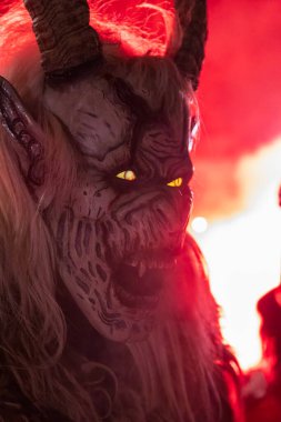 Ceske Budejovice, Çek Cumhuriyeti - 16 Aralık 2023: Krampuslauf geleneksel geçit töreninde kimliği belirsiz insanlar Krampus (şeytan) maskesi takıyor
