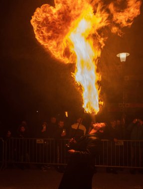 Ceske Budejovice, Çek Cumhuriyeti - 16 Aralık 2023: Fireshow man Krampuslauf 'a ağzından ateş püskürttü