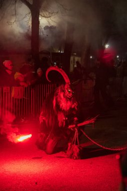 Ceske Budejovice, Çek Cumhuriyeti - 16 Aralık 2023: Krampuslauf geleneksel geçit töreninde kimliği belirsiz insanlar Krampus (şeytan) maskesi takıyor