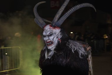 Ceske Budejovice, Çek Cumhuriyeti - 16 Aralık 2023: Krampuslauf geleneksel geçit töreninde kimliği belirsiz insanlar Krampus (şeytan) maskesi takıyor
