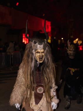 Ceske Budejovice, Çek Cumhuriyeti - 16 Aralık 2023: Krampuslauf geleneksel geçit töreninde kimliği belirsiz insanlar Krampus (şeytan) maskesi takıyor