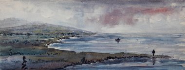 Gölde duran insan silueti, uzak dağ ve bulutlu gökyüzü ile deniz kıyısında. Ruh hali, el, suluboya resim.