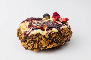 Beyaz arka planda izole edilmiş lezzetli donut. Tatlı, meyveli ve çikolatalı tatlı yemek.