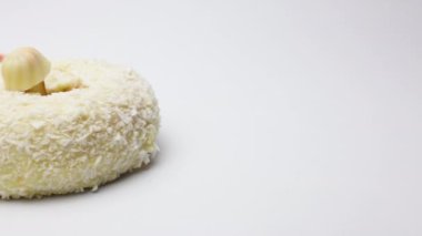 Beyaz arka planda izole edilmiş lezzetli donut seti. Tatlıyı yan çevirme, tatlı yemek.