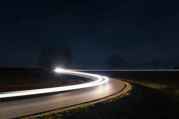 Trasee Ușoare Mașină Călare Stradă Asfaltată Curbă Timp Noapte Fundal — Fotografie, imagine de stoc