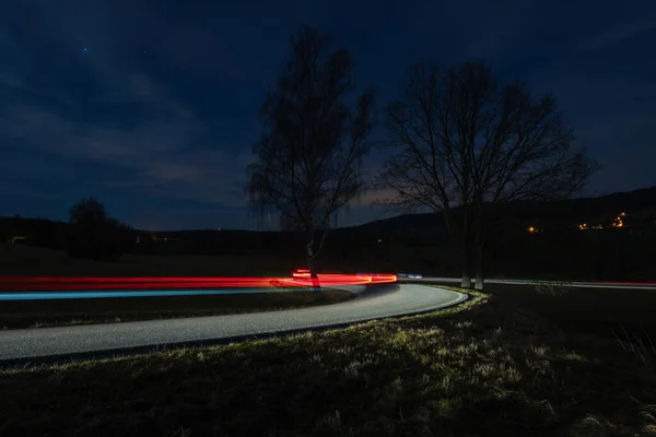 Trasee Ușoare Mașină Călare Stradă Asfaltată Curbă Timp Noapte Fundal — Fotografie, imagine de stoc