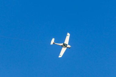 Mavi gökyüzünde uzun süre uçabilen, çok hafif bir uçak. Havacılık arka planı