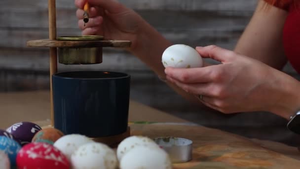 Kobieta Malująca Wielkanocne Jajka Woskiem Świecy Tradycyjny Zwyczaj Urlopowy Tło — Wideo stockowe
