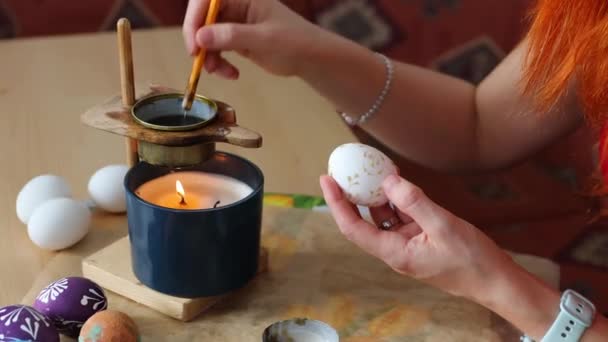 Mujer Pintando Huevo Pascua Con Cera Vela Tradicional Hábito Vacaciones — Vídeos de Stock