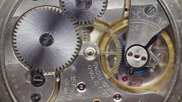 口袋里的监视装置齿轮螺杆机械式钢制钟表 慢动作 — 图库视频影像