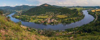 Labe nehri at nalı bükme, Elbe çayır ve şehir hayatı kıyıda. Çek manzarası