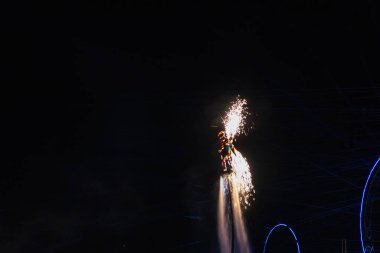 Ceske Budejovice, Çek Cumhuriyeti - 24 Haziran 2023: Açılış töreni, Sport Gençlik Oyunları 'nda Vltava Nehri üzerinde uçan uçan uçan gece lazeri şovu adamı