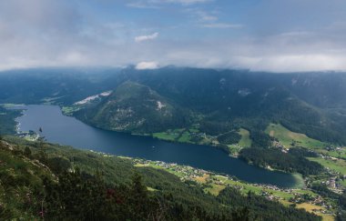 Alps Dağı Gölü Grundlsee vadideki köyü bulutlu bir havada. Seyahat yaşam tarzı fotokopi alanı arka planı, Avusturya manzarası